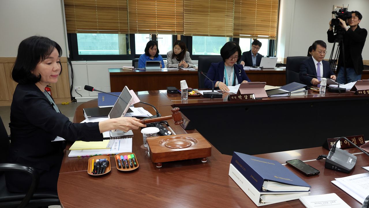 송경희 개인정보보호위원회 위원장이 22일 오후 서울 종로구 세종대로 정부서울청사에서 열린 제7회 전체회의에서 의사봉을 두드리고 있다. 뉴스1