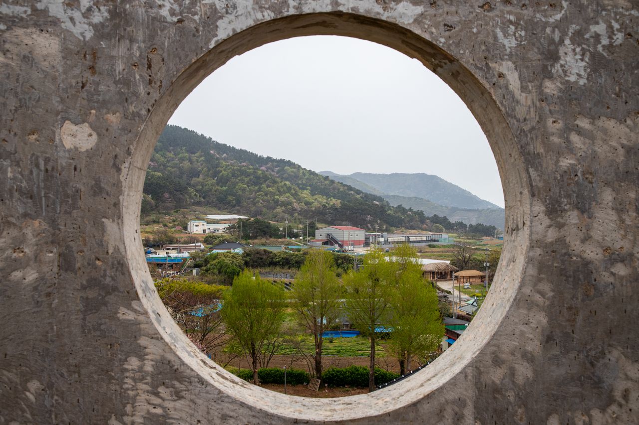 미당시문학관 옥상에서 굽어본 소요산과 미당의 고향 마을. 