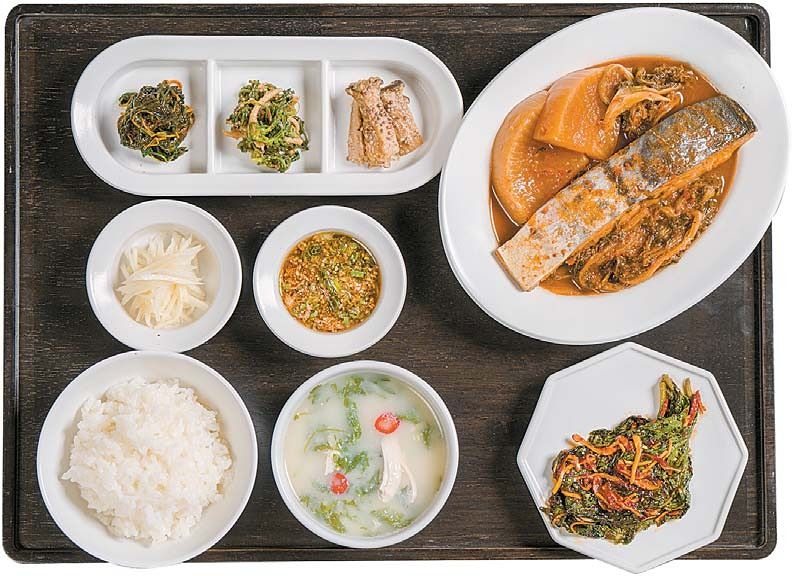 셰프들이 흑백요리사에서 선보인 메뉴에 계절 메뉴를 더한 볼매반찬의 한상차림. [사진 온하루]