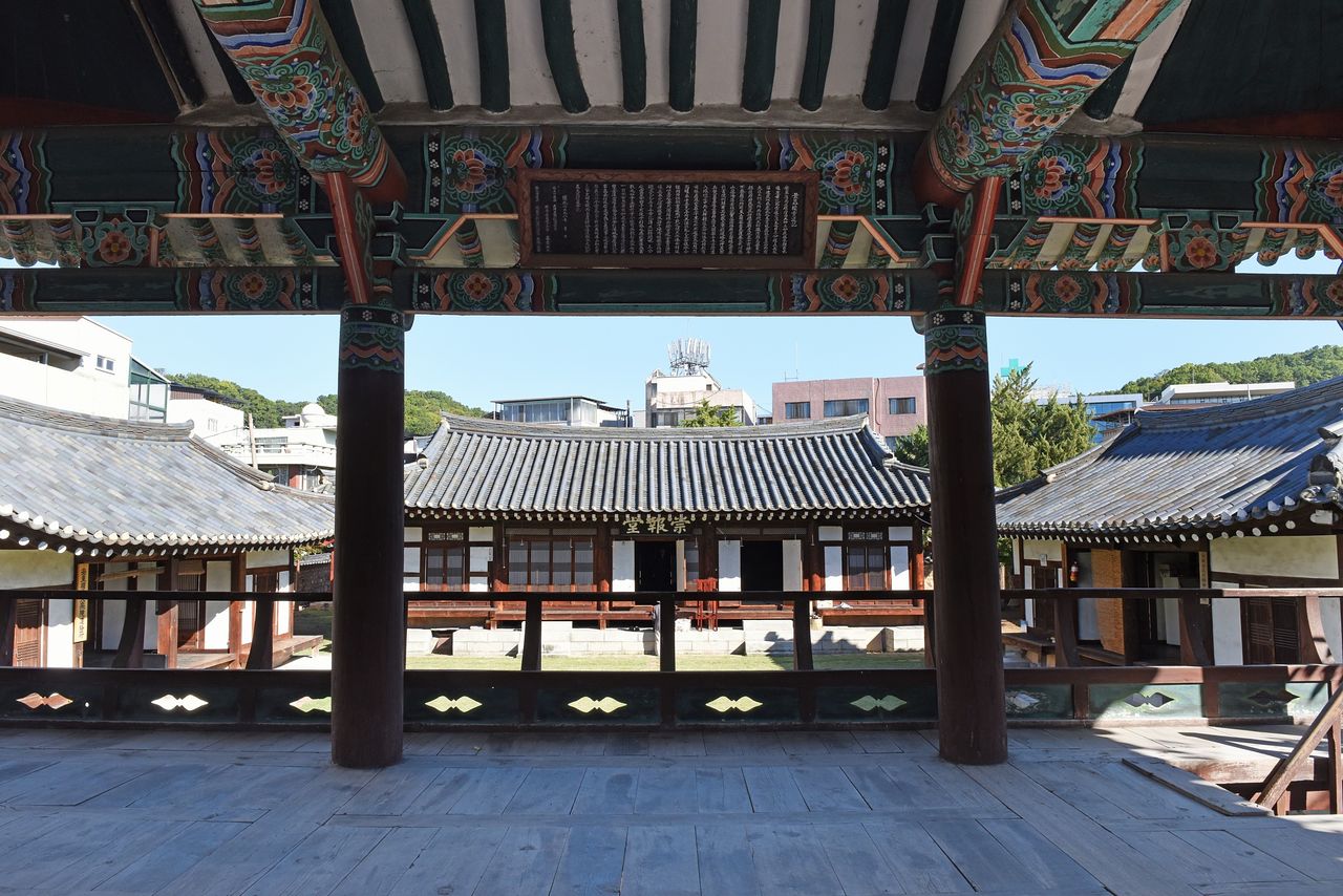 경북 안동의 태사묘. 고려태조 왕건에게 협조한 권행·장정필·김선평, 세 사람의 위패를 모신 곳이다. 권행은 태조로부터 권씨 성을 하사받고 안동 권씨의 시조가 되었다. [사진 국가유산청]