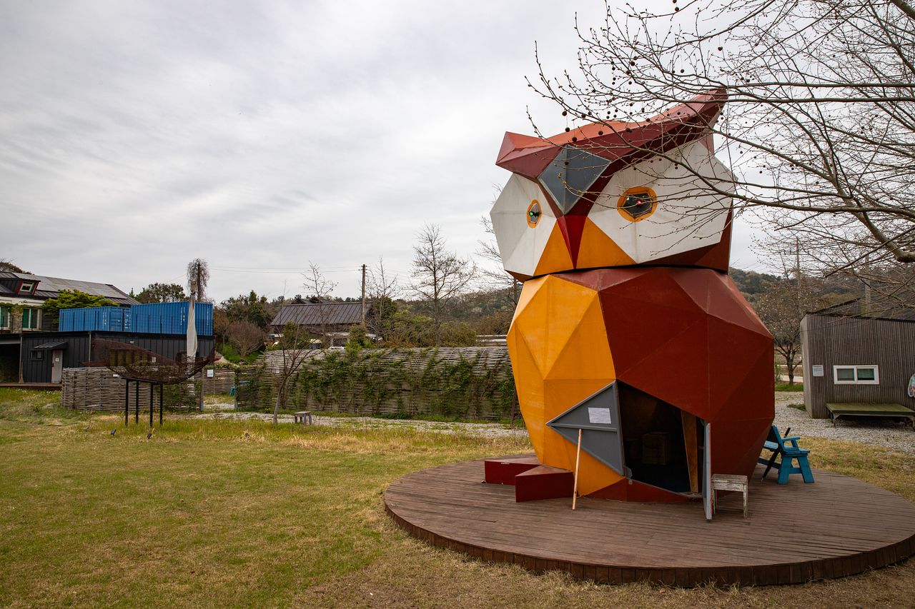 책마을해리 운동장에 있는 부엉이 모양의 생태 도서관. 