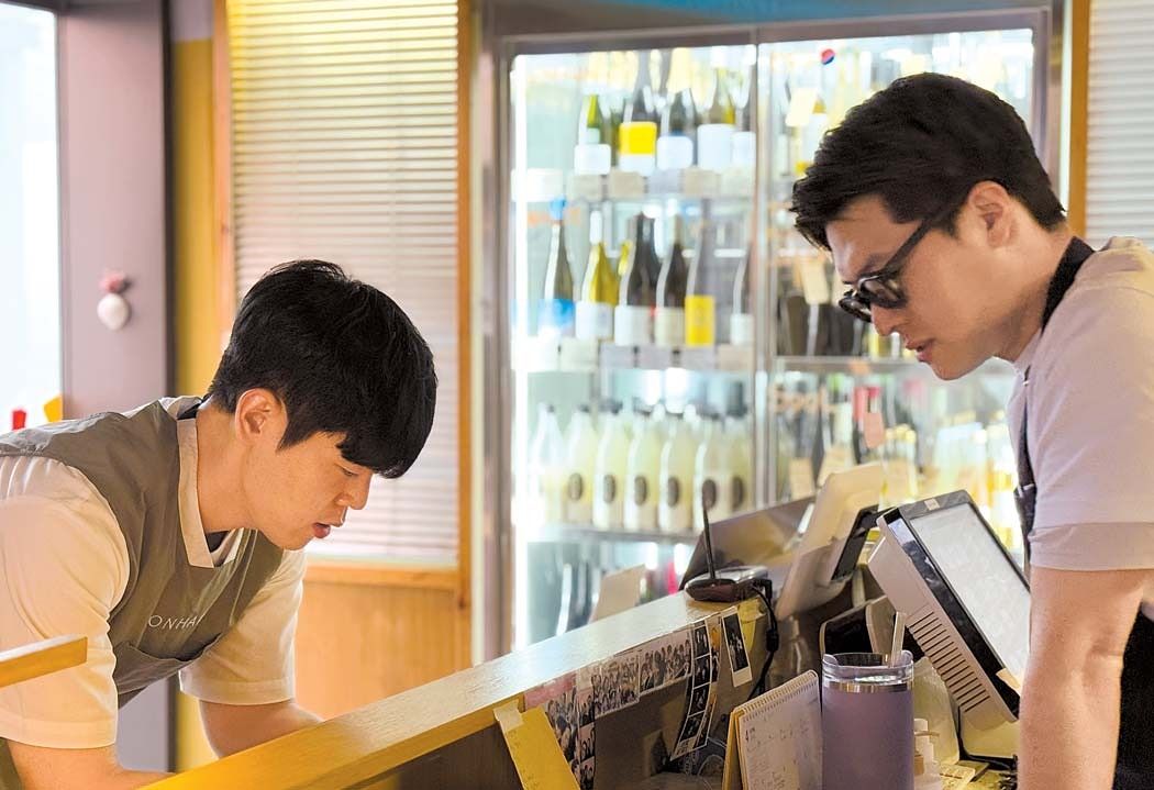 반찬을 중심으로 음식을 풀어내는 김시연 셰프(왼쪽)와 송하슬람 셰프. 두 사람은 흑백요리사에 반찬술사와 반찬셰프로 출연했다. 