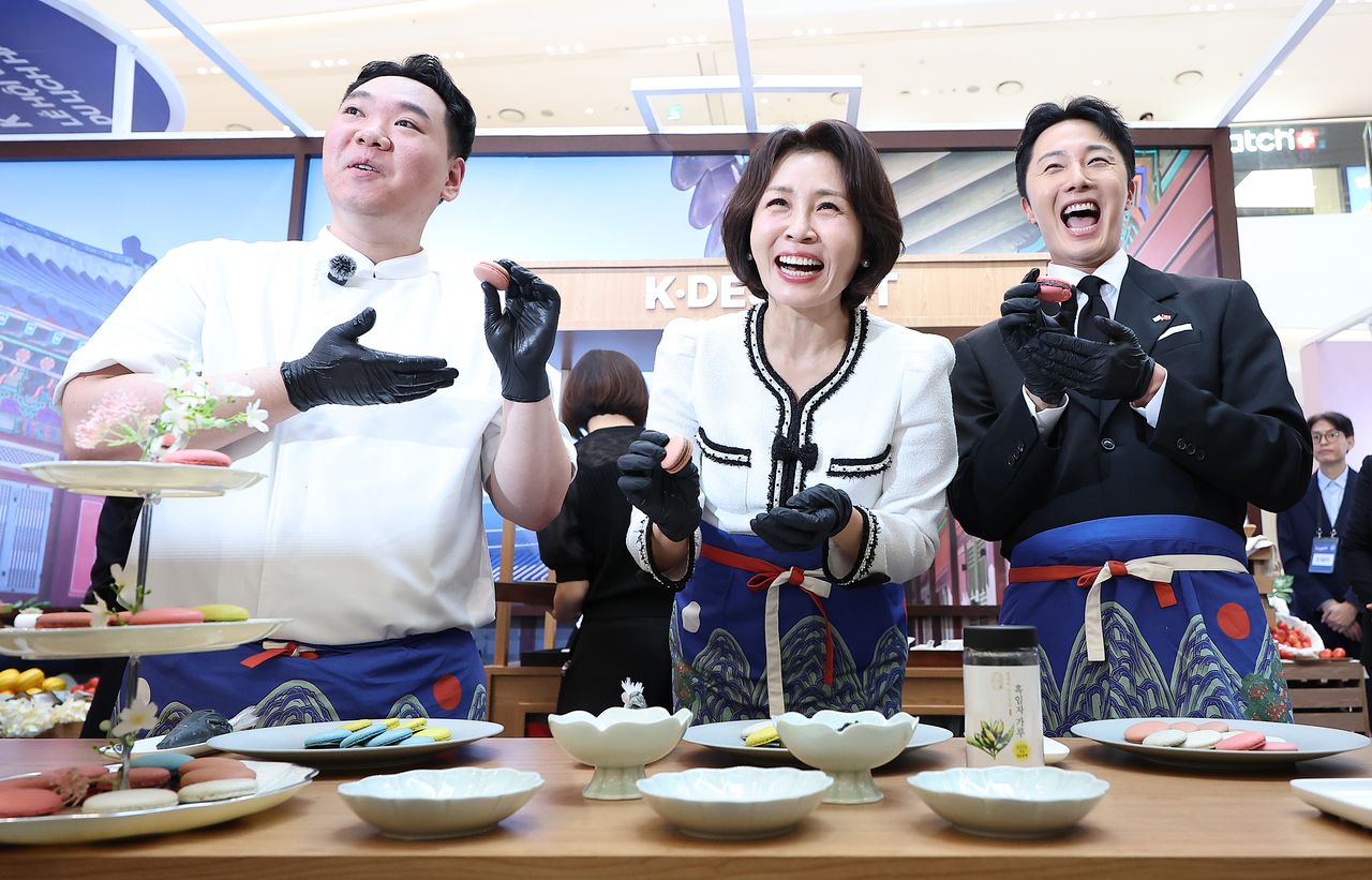 이재명 대통령과 베트남을 국빈 방문 중인 김혜경 여사가 23일(현지시간) 하노이 롯데몰에서 열린 K문화관광대전에서 배우 정일우(오른쪽), 지준혁 셰프와 마카롱 만들기 체험을 하고 있다. 연합뉴스