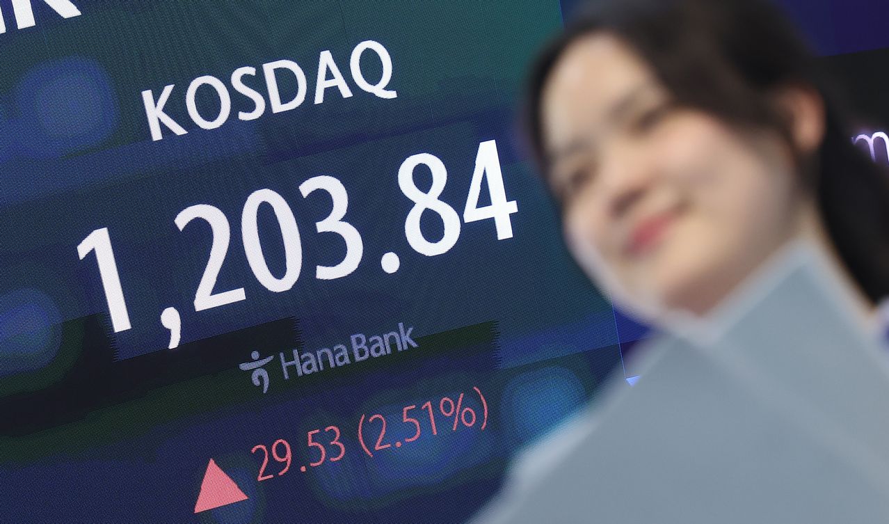코스닥 지수가 2000년 이후 처음으로 종가 기준 1200선을 넘어선 24일 서울 중구 하나은행 본점 딜링룸에 종가가 나오고 있다. 코스닥은 전 거래일(1174.31)보다 29.53포인트(2.51%) 상승한 1203.84, 코스피는 전 거래일(6475.81)보다 0.18포인트(0.00%) 내린 6475.63에 거래를 마쳤다. 뉴스1