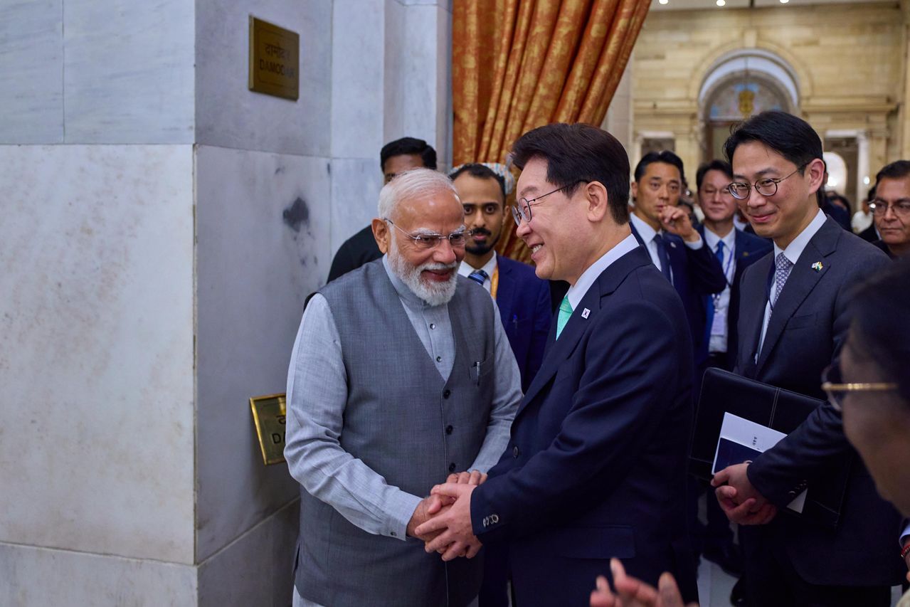 이재명 대통령이 인도를 국빈방문한 가운데 20일 뉴델리 대통령궁에서 열린 국빈만찬장에서 모디 총리와 인사하고 있다. 청와대사진기자단