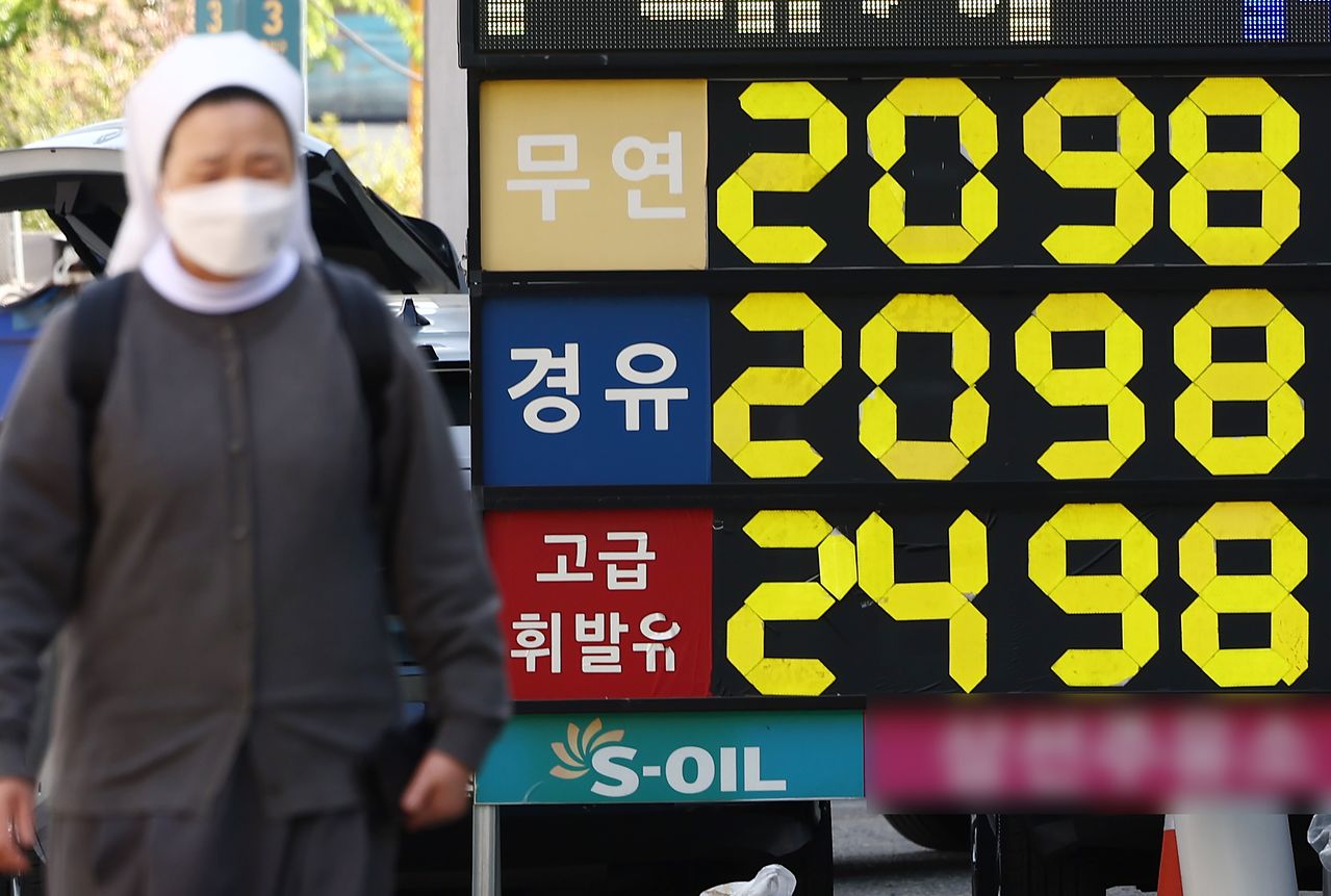 4차 석유 최고가격제 시행 첫날인 24일 서울 시내 주유소 유가정보판에 경유 가격이 2000원을 넘어서고 있다.  이날 유가정보시스템 오피넷에 따르면 전국 평균 경유 가격은 L당 2000.5원으로 전날보다 0.7원 올랐다. 뉴스1