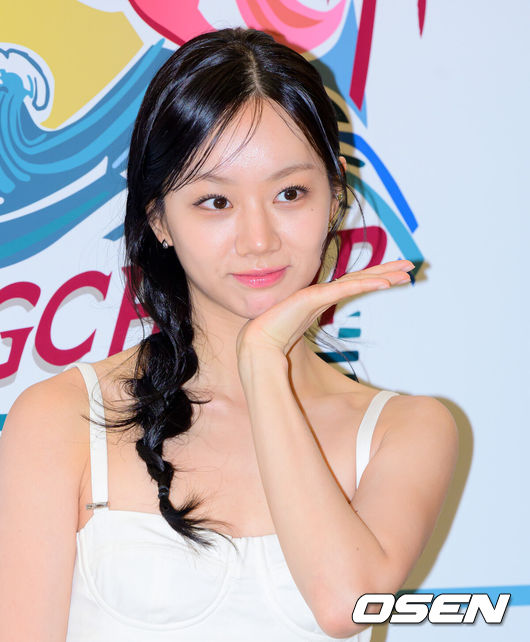 [OSEN=부산, 지형준 기자] 7일 부산 해운대구 신세계백화점 센텀시티점에서 롱샴(Longchamp) 포토콜 행사가 열렸다.이날 배우 김세정, 혜리, 가수 프로미스나인 이채영, 백지헌, 배우 채수빈, 서인국이 참석했다.배우 혜리가 포토타임을 하고 있다. 2026.04.07/ jpnews@osen.co.kr