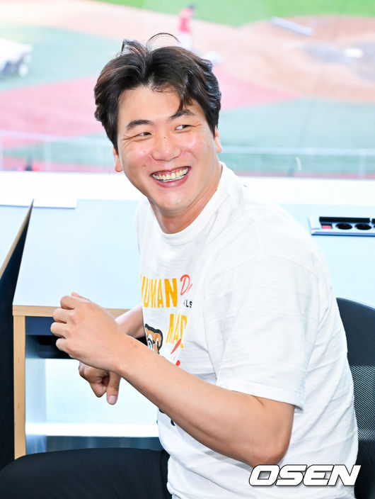 [OSEN=인천, 민경훈 기자] 24일 오후 인천 SSG랜더스필드에서 ‘2026 신한 SOL Bank KBO리그' SSG 랜더스와 KT 위즈의 경기가 진행됐다.이날 SSG는 김건우를, KT는 보쉴리를 선발투수로 내세운다.경기 전 SSG 김광현이 수술 후 건강한 모습으로 기자실에 방문하고 있다. 2026.04.24 / rumi@osen.co.kr