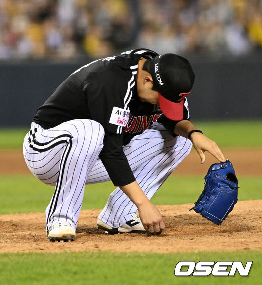 [OSEN=잠실, 이대선 기자] 24일 서울 잠실야구장에서 2026 신한 SOL KBO리그 두산 베어스와 LG 트윈스의 경기가 열렸다.이날 두산은 최승용, LG는 임찬규를 선발로 내세웠다.9회말 LG 유영찬이 투구 중 통증을 호소하며 마운드에 주저앉아 있다. 2026.04.24 /sunday@osen.co.kr