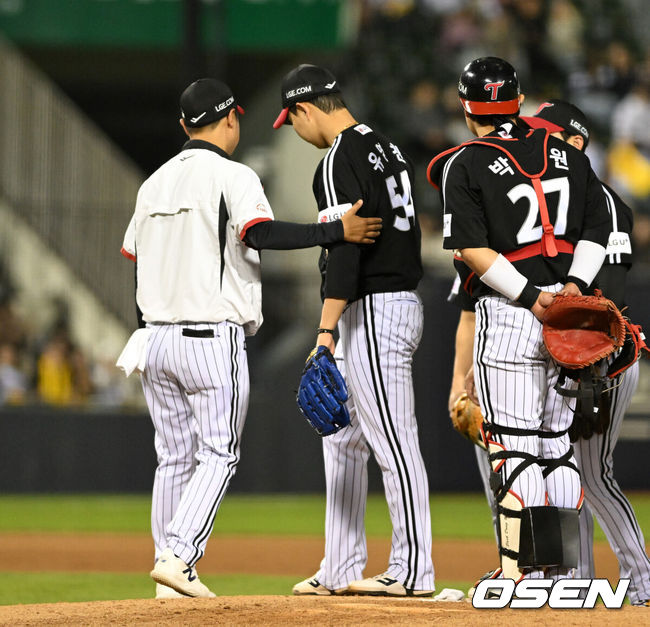 [OSEN=잠실, 이대선 기자] 프로야구 LG 트윈스가 '잠실 라이벌전'에서 두산 베어스에 승리했다.LG는 24일 서울 잠실구장에서 열린 2026 KBO리그 두산과 시즌 첫 맞대결에서 4-1로 승리했다.9회말 LG 유영찬이 투구 도중 팔꿈치 통증을 느껴 마운드를 내려가고 있다. 2026.04.24 /sunday@osen.co.kr