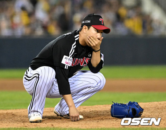 [OSEN=잠실, 이대선 기자] 24일 서울 잠실야구장에서 2026 신한 SOL KBO리그 두산 베어스와 LG 트윈스의 경기가 열렸다.이날 두산은 최승용, LG는 임찬규를 선발로 내세웠다. 9회말 LG 유영찬이 투구 중 팔꿈치 통증을 호소하며 마운드에 주저앉아 있다. 2026.04.24 /sunday@osen.co.kr