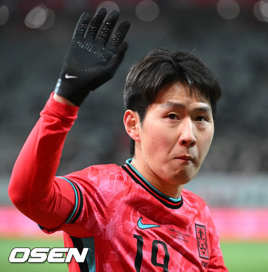 [OSEN=서울월드컵경기장, 이대선 기자] 홍명보호가 어려운 경기 끝에 2025년 마지막 A매치를 승리로 장식했다.홍명보 감독이 이끄는 한국 축구대표팀은 18일 오후 8시 서울월드컵경기장에서 열린11월 A매치 두 번째 친선경기에서'아프리카 강호' 가나를 상대로 1-0 승리했다.내달 2026 국제축구연맹(FIFA) 북중미 월드컵 조 추첨을 앞두고 열리는 마지막 평가전이었다.한국은 가나까지 잡아내면서 사상 최초로월드컵 포트 2를 확정하게 됐다.후반 대한민국 이강인이 교체되며 관중석을 향해 인사를 하고 있다. 2025.11.18 /sunday@osen.co.kr