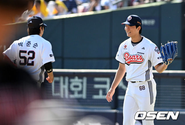 [OSEN=잠실, 이대선 기자] 25일 서울 잠실야구장에서 2026 신한 SOL KBO리그 두산 베어스와 LG 트윈스의 경기가 열렸다.이날 두산은 최민석, LG는 톨허스트를 선발로 내세웠다.6회초 1사 만루에서 두산 최민석이 LG 박동원을 병살타로 처리하고 환호하고 미소짓고 있다. 2026.04.25 /sunday@osen.co.kr
