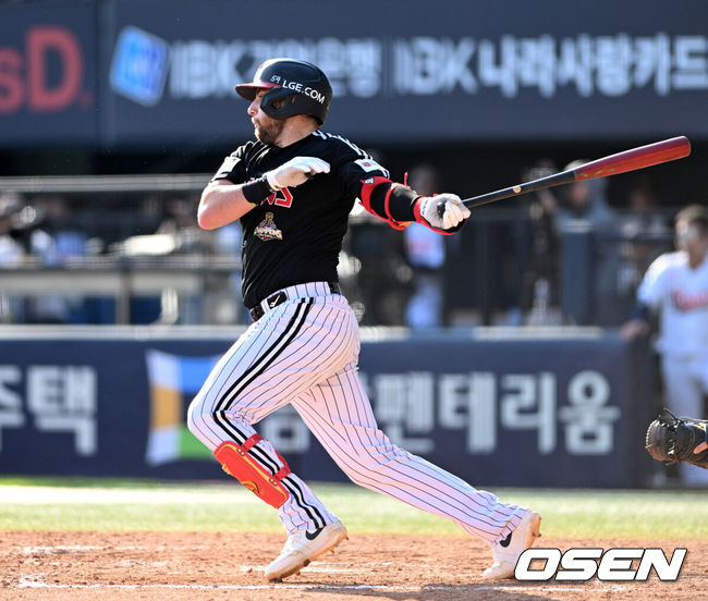 [OSEN=잠실, 이대선 기자] 25일 서울 잠실야구장에서 2026 신한 SOL KBO리그 두산 베어스와 LG 트윈스의 경기가 열렸다.이날 두산은 최민석, LG는 톨허스트를 선발로 내세웠다.9회초 1사 만루에서 LG 오스틴이 중전 2타점 적시타를 치고 있다. 2026.04.25 /sunday@osen.co.kr