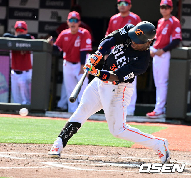 [OSEN=부산, 지형준 기자] 19일 부산 사직야구장에서 2026 신한 SOL KBO리그 롯데 자이언츠와 한화 이글스의 경기가 열렸다.롯데는 박세웅, 한화는 에르난데스가 선발로 나섰다.6회초 1사 1,3루에서 한화 페라자가 1타점 우전 적시타를 날리고 있다. 2026.04.19/ jpnews@osen.co.kr