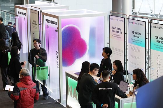 지난해 12월 30일 서울 강남구 코엑스에서 열린 ‘독자 인공지능(AI) 파운데이션 모델’ 프로젝트 발표회에서 참석자들이 각 사의 부스를 체험하고 있다. 연합뉴스