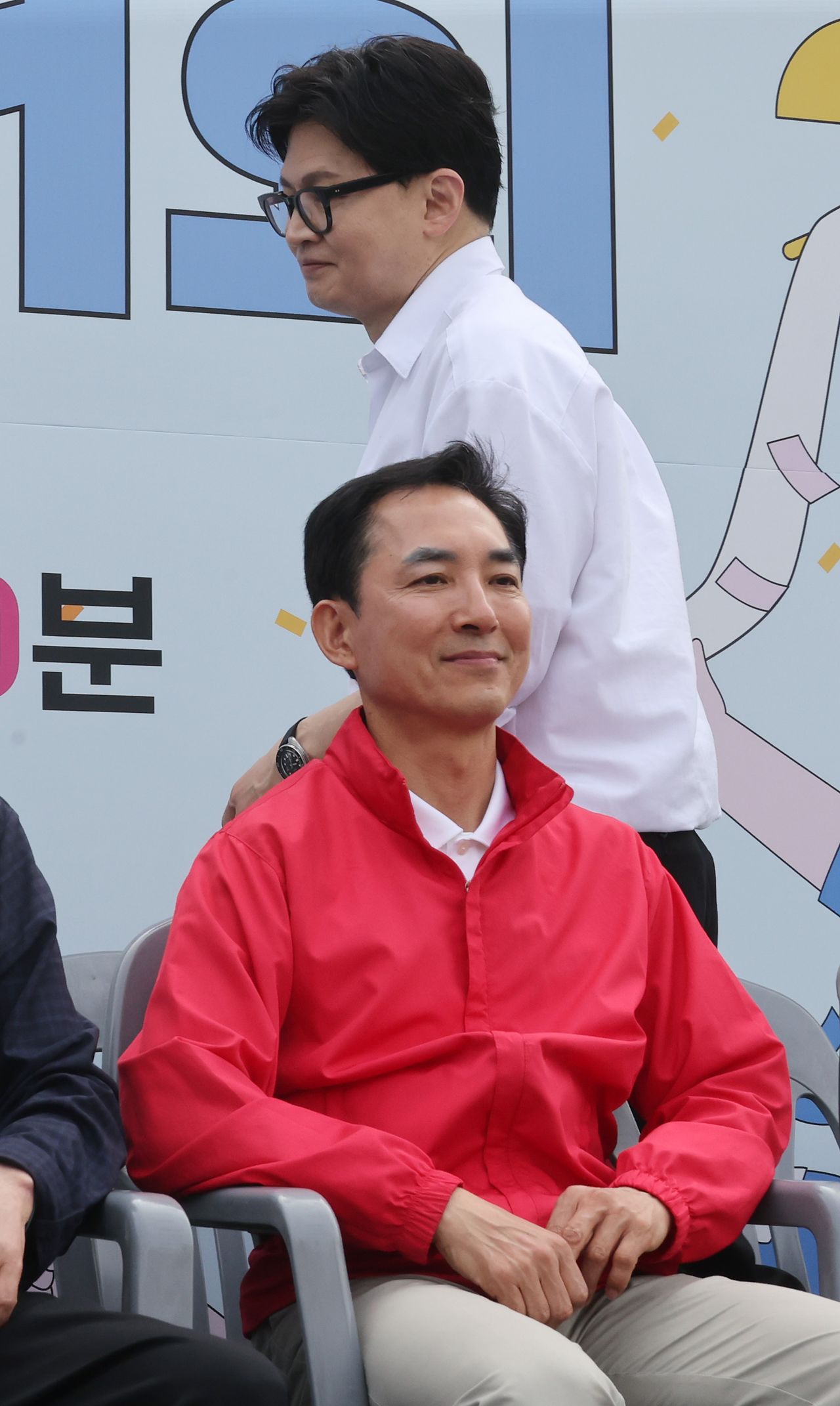 부산 북갑 국회의원 보궐선거를 앞두고 26일 부산 구포초에서 열린 동문회 운동회에 국민의힘 예비후보 박민식 전 국가보훈부 장관과 무소속 출마를 공식화한 한동훈 전 국민의힘 대표가 참석했다. 송봉근 객원기자