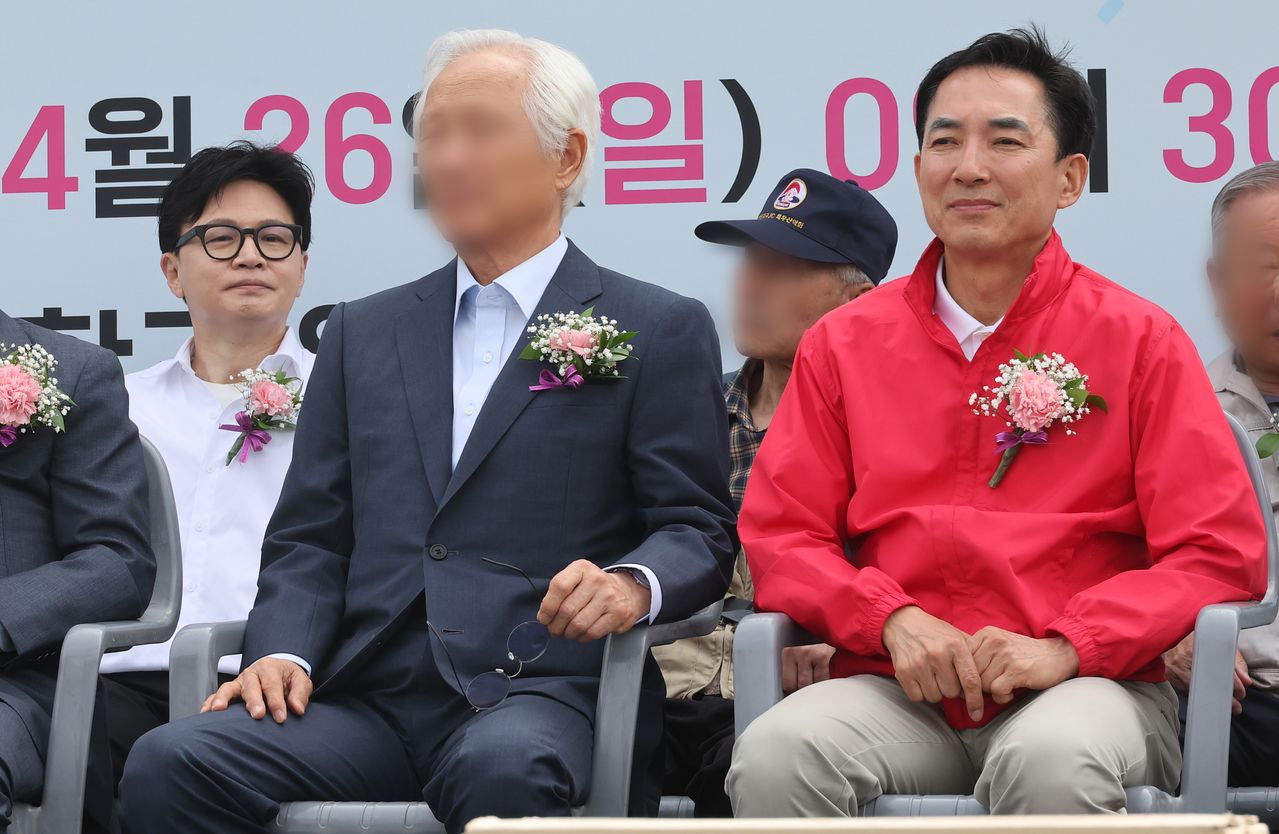 부산 북갑 국회의원 보궐선거에서 국민의 힘 예비후보 박민식 전 국가보훈부 장관과 무속소 출마를 공식화한 한동훈 전 국민의힘 대표가 26일 부산 구포초에서 열린 동문회 운동회에 참석해 있다. 송봉근 객원기자