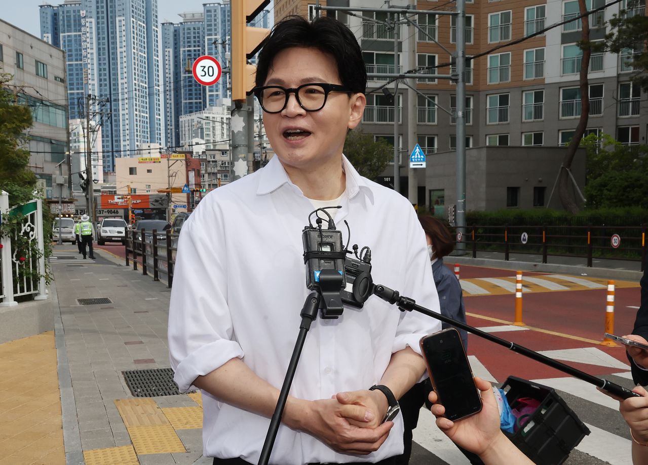 부산 북갑 국회의원 보궐선거에서 무속소 출마를 공식화 한 한동훈 전 국민의힘 대표가 26일 부산 구포초에서 열린 동문 운동회 참석에 앞서 기자들의 질문에 답하고 있다. 송봉근 객원기자