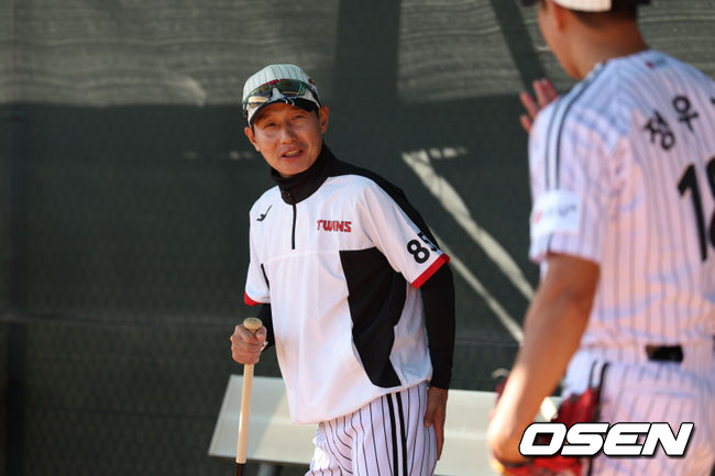 미국 애리조나 스프링캠프에서 염경엽 LG 감독이 투수 정우영에게 조언을 하고 있다. / LG 트윈스 제공