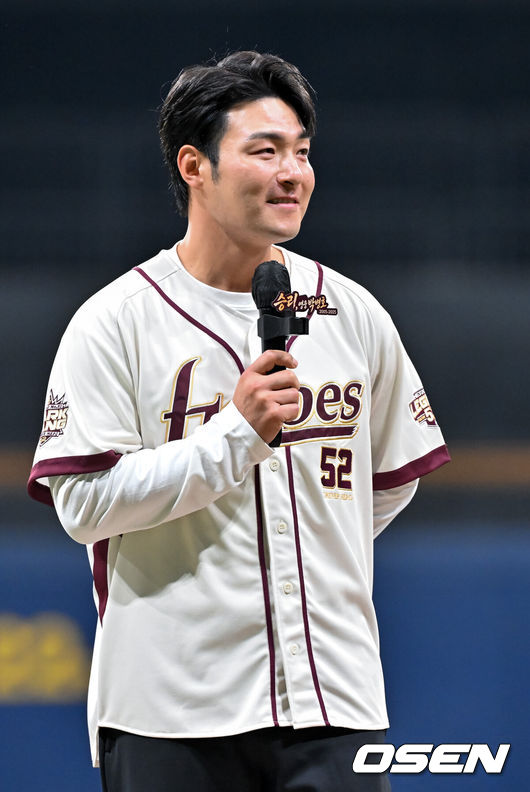 [OSEN=고척, 민경훈 기자] 26일 오후 서울 고척스카이돔에서 2026 신한 SOL KBO리그 키움 히어로즈와 삼성 라이온즈의 경기가 열렸다.이날 키움은 박준현을, 삼성은 장찬희를 선발투수로 내세운다.경기 전 박병호 코치의 선수 은퇴식이 그라운드에서 진행되고 있다. 2026.04.26 / rumi@osen.co.kr