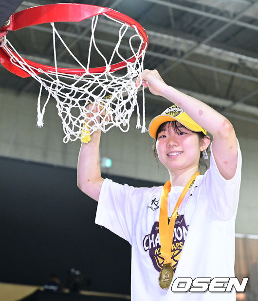 [OSEN=용인, 최규한 기자] 청주 KB스타즈가 4년 만에 통합 챔피언 달성에 성공했다.KB스타즈는 26일 용인체육관에서 개최된 BNK금융 2025-26 여자프로농구 챔피언결정전 3차전에서 용인 삼성생명을 80-65로 꺾고 3연승을 달렸다. 정규리그 챔피언 KB스타즈는 플레이오프 퍼펙트 6연승으로 통합 우승에 성공했다. KB스타즈는 구단통산 세 번째 통합우승 달성에 성공했다.MVP에 선정된 KB 허예은이 림 그물을 자르는 세리머니를 펼치고 있다. 2026.04.26 / dreamer@osen.co.kr