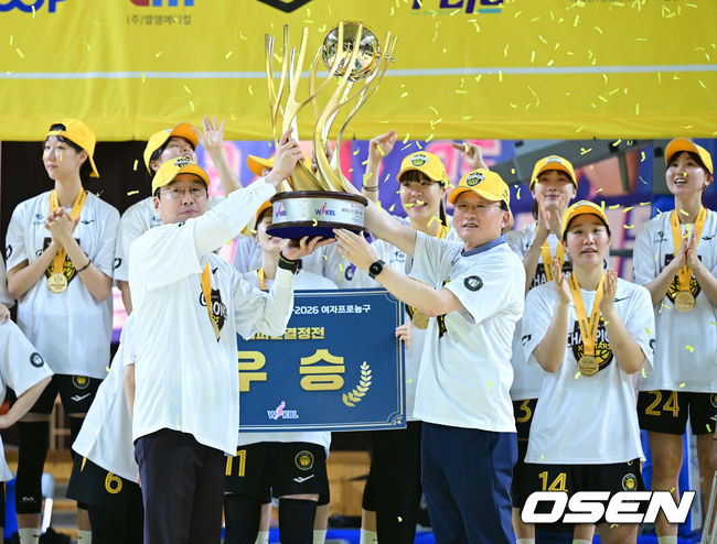 [OSEN=용인, 최규한 기자] 청주 KB스타즈가 4년 만에 통합 챔피언 달성에 성공했다.KB스타즈는 26일 용인체육관에서 개최된 BNK금융 2025-26 여자프로농구 챔피언결정전 3차전에서 용인 삼성생명을 80-65로 꺾고 3연승을 달렸다. 정규리그 챔피언 KB스타즈는 플레이오프 퍼펙트 6연승으로 통합 우승에 성공했다. KB스타즈는 구단통산 세 번째 통합우승 달성에 성공했다.김완수 감독과 이환주 구단주가 우승 트로피를 들어올리며 기뻐하고 있다. 2026.04.26 / dreamer@osen.co.kr