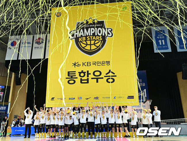 [OSEN=용인, 최규한 기자] 청주 KB스타즈가 4년 만에 통합 챔피언 달성에 성공했다.KB스타즈는 26일 용인체육관에서 개최된 BNK금융 2025-26 여자프로농구 챔피언결정전 3차전에서 용인 삼성생명을 80-65로 꺾고 3연승을 달렸다. 정규리그 챔피언 KB스타즈는 플레이오프 퍼펙트 6연승으로 통합 우승에 성공했다. KB스타즈는 구단통산 세 번째 통합우승 달성에 성공했다.김완수 감독을 비롯한 코칭스태프와 선수들이 우승을 기뻐하고 있다. 2026.04.26 / dreamer@osen.co.kr