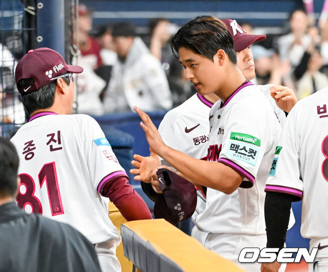 [OSEN=고척, 민경훈 기자] 26일 오후 서울 고척스카이돔에서 2026 신한 SOL KBO리그 키움 히어로즈와 삼성 라이온즈의 경기가 열렸다.이날 키움은 박준현을, 삼성은 장찬희를 선발투수로 내세운다.키움 선발 박준현이 5회초를 마친 후 덕아웃으로 들어가며 설종진 감독과 하이파이브를 하고 있다. 2026.04.26 / rumi@osen.co.kr