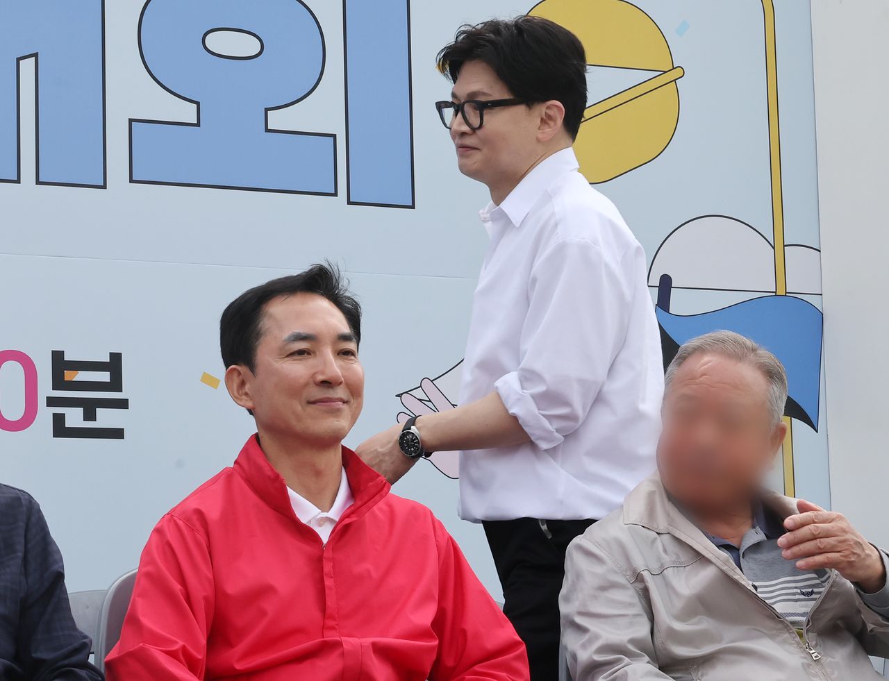 부산 북갑 국회의원 보궐선거에서 무속소 출마를 공식화 한 한동훈 전 국민의힘 대표가 26일 부산 구포초에서 열린 동문회 운동회에 참석해 시민과 이야기를 나누고 있다. 송봉근 객원기자 