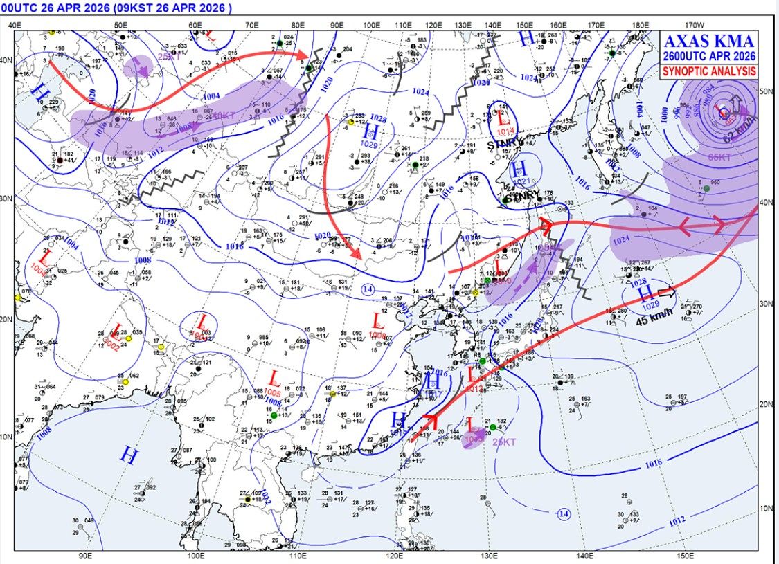 4월26일 자정기준 한반도 주변 지역의 기압계 모식도. 동아시아 북부와 중국 남부의 고기압이 한반도에 영향을 미치고 있다. 기상청.