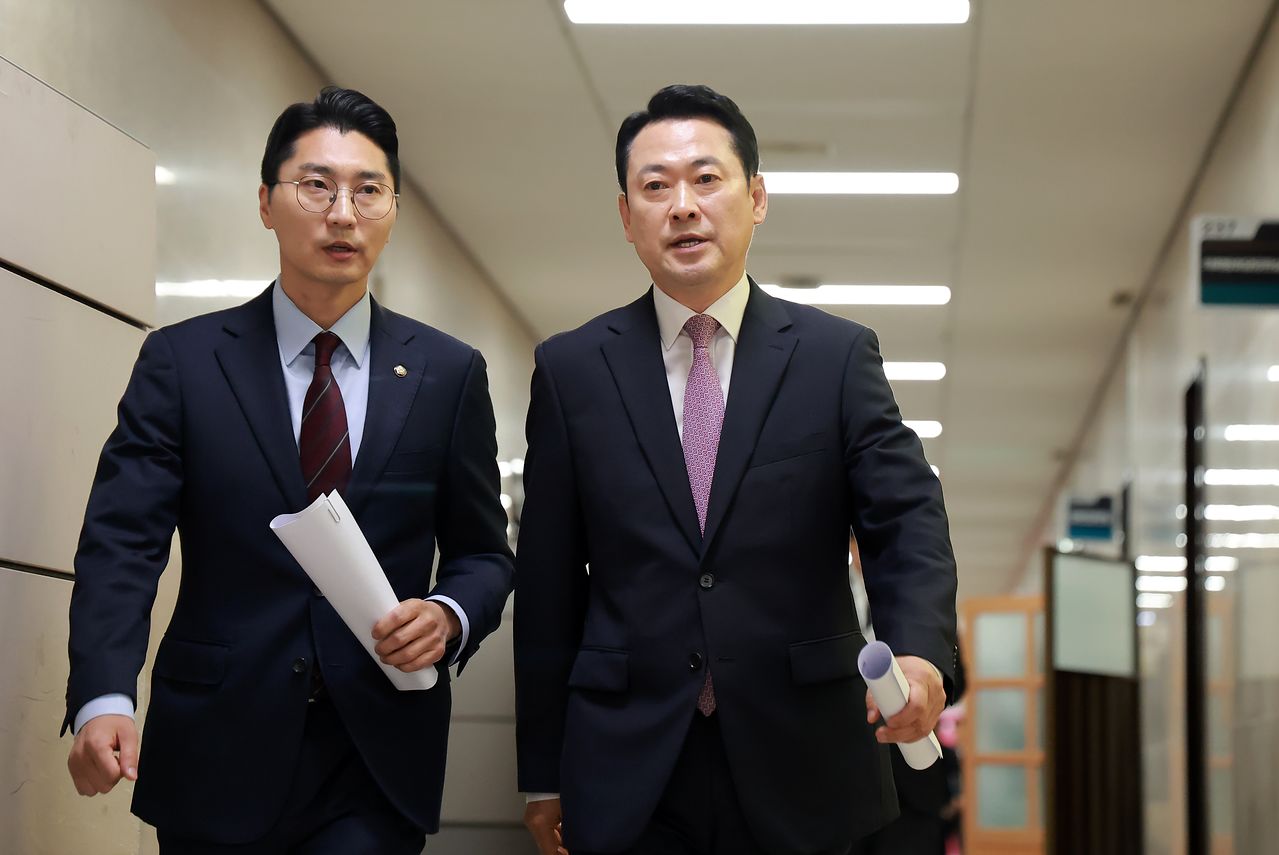 국민의힘 장동혁 대표가 24일 국회에서 제임스 헬러 주한 미국대사대리를 만난 것 등과 관련해 기자회견하기 위해 회견장으로 향하고 있다. 왼쪽은 박준태 당대표 비서실장. 연합뉴스
