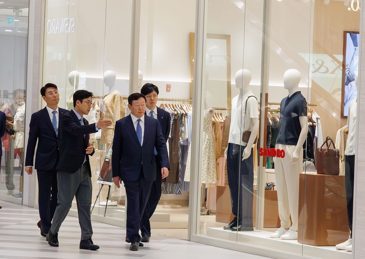 지난 23일 신동빈 롯데그룹 회장이 베트남 롯데몰 웨스트레이크 하노이 안을 살피고 있는 모습. 사진 롯데 