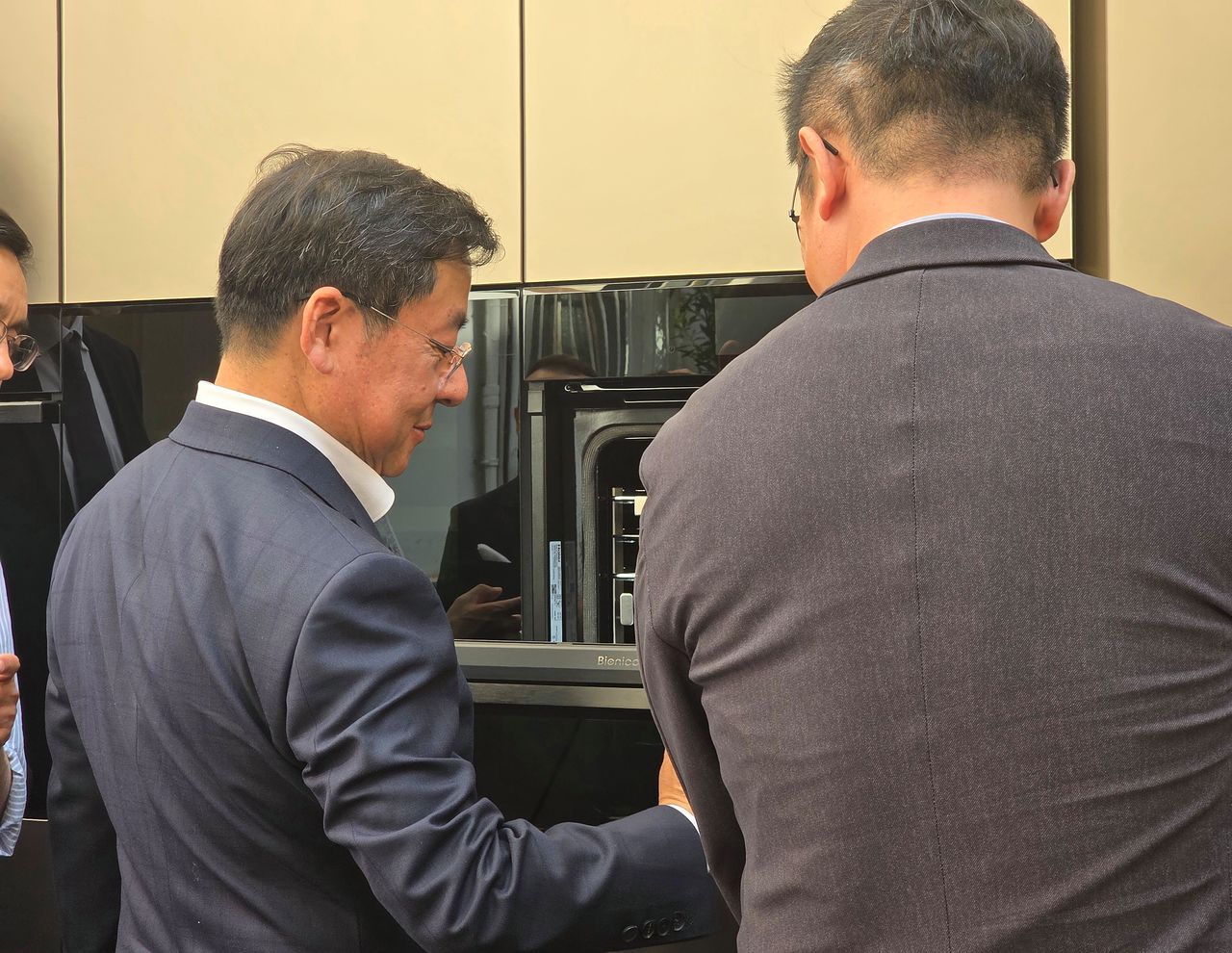 중국 가전업체 하이얼의 리화강 수석 부총재가 지난 21일(현지시간) 밀라노 디자인 위크에서 자사 부스를 방문해 전시 상황을 점검하고 있다. 김수민기자