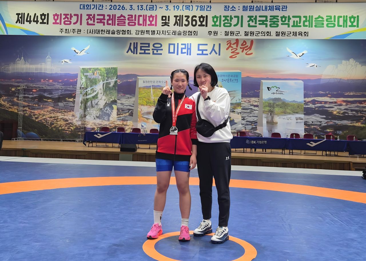 지난달 13일 강원 철원에서 열린 제44회 회장기 전국레슬링대회에서 준우승을 차지한 임하경양이 포즈를 취하고 있다. 사진 칠곡군