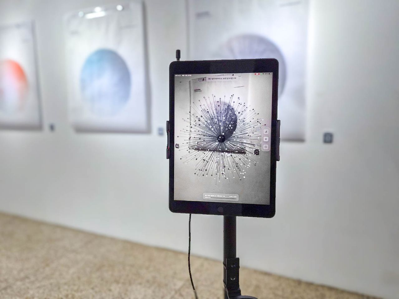 올해 8월 열리는 제5회 제주비엔날레. 사진은 갤러리레미콘에 설치한 김희은 작가의 '데이터 탐색기' 사진 제주도립미술관