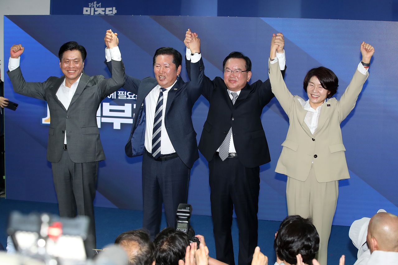 26일 오후 대구 달서구 김부겸 더불어민주당 대구시장 예비후보 선거사무소 개소식에서 더불어민주당 조승래 사무총장(왼쪽부터), 정청래 대표, 김부겸 후보, 한정애 정책위의장이 손을 맞잡아 들어 보이고 있다. 뉴스1