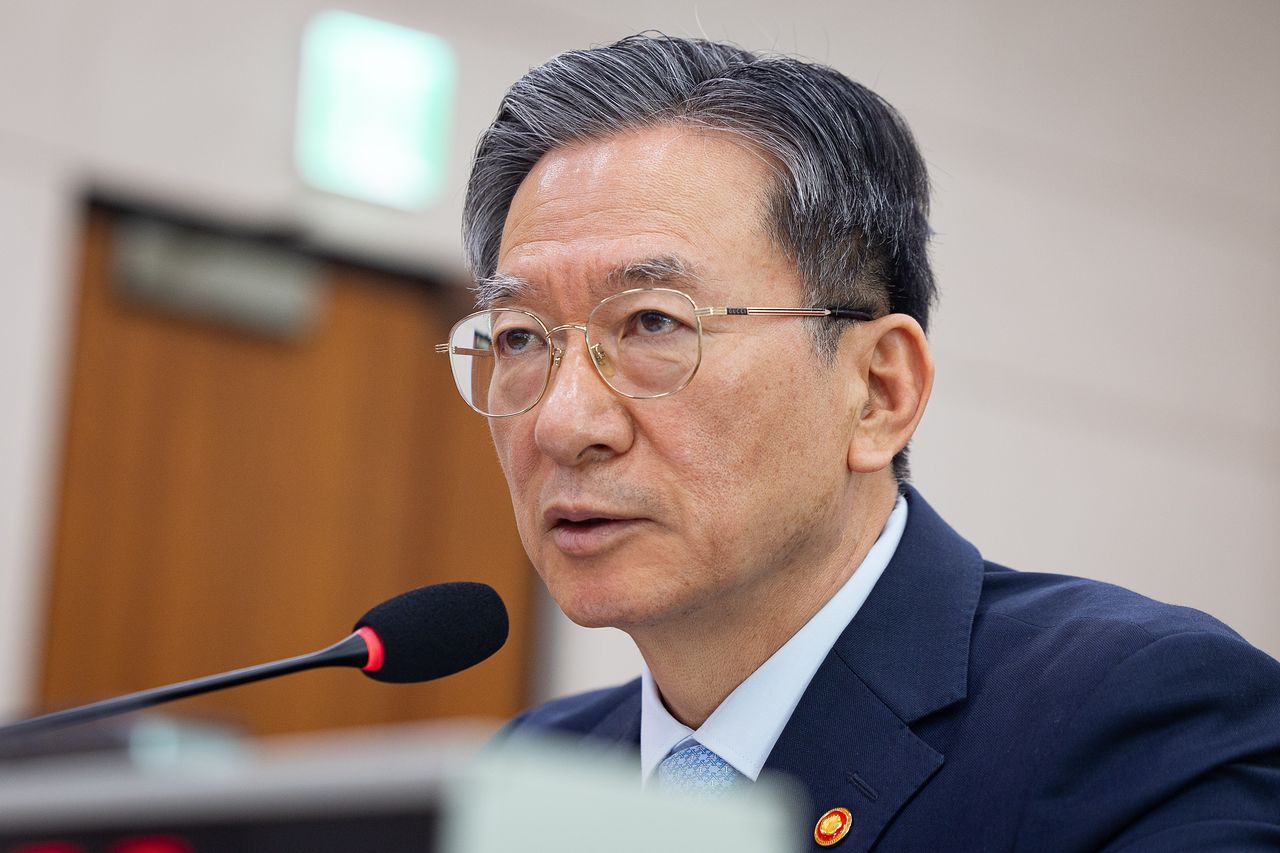 정성호 법무부 장관이 8일 서울 여의도 국회에서 열린 제434회 국회(임시회) 법제사법위원회 제1차 전체회의에 출석해 의원 질의에 답하고 있다. 뉴스1