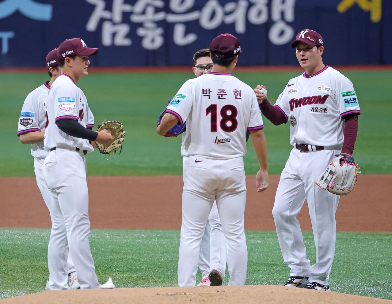박준현에게 공 건네는 박병호   (서울=연합뉴스) 류영석 기자 = 은퇴식을 치른 박병호 키움 히어로즈 코치가 26일 서울 고척스카이돔에서 열린 KBO 프로야구 삼성 라이온즈와 키움 히어로즈의 경기에서 특별 엔트리로 출전한 뒤 교체되며 선발 투수 박준현에게 공을 건네고 있다. 2026.4.26   ondol@yna.co.kr (끝)  〈저작권자(c) 연합뉴스, 무단 전재-재배포, AI 학습 및 활용 금지〉