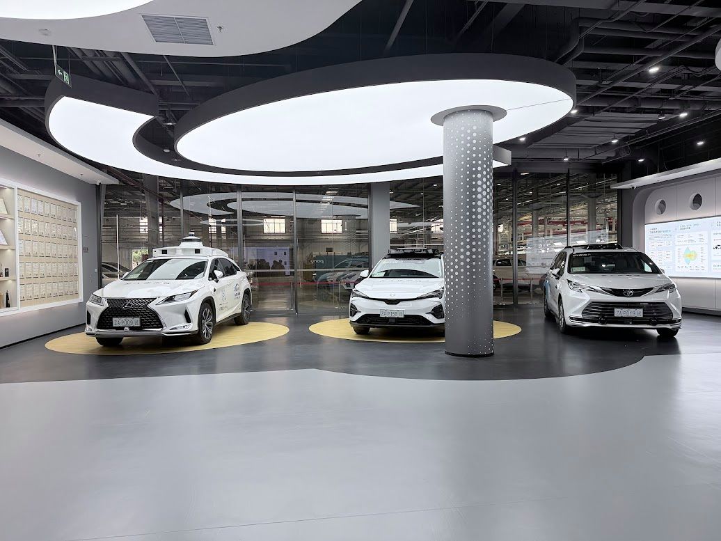 베이징 이좡 경제개발구의 로보택시 기업 포니ai 본사 로비에 왼쪽부터 5·6·7세대 모델이 전시되어 있다. 무인 주행에 필요한 라이다 등 도로 상황 탐지 장치가 소형화되고 있다. 신경진 특파원