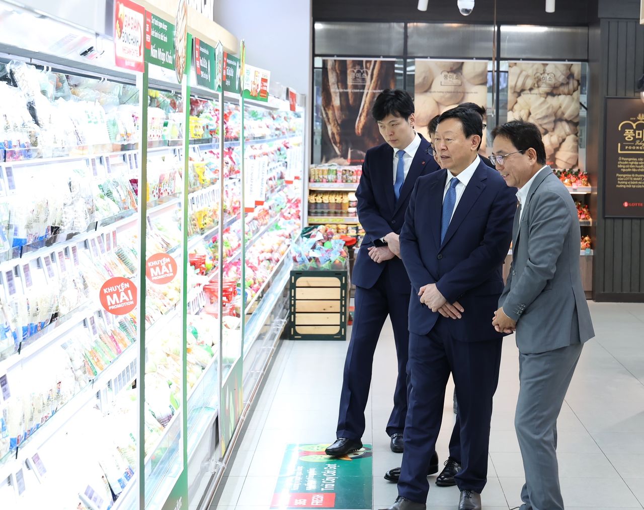 지난 23일 신동빈 롯데그룹 회장이 베트남 롯데몰 웨스트레이크 하노이 안에 입점한 롯데마트를 살피는 모습. 사진 롯데 