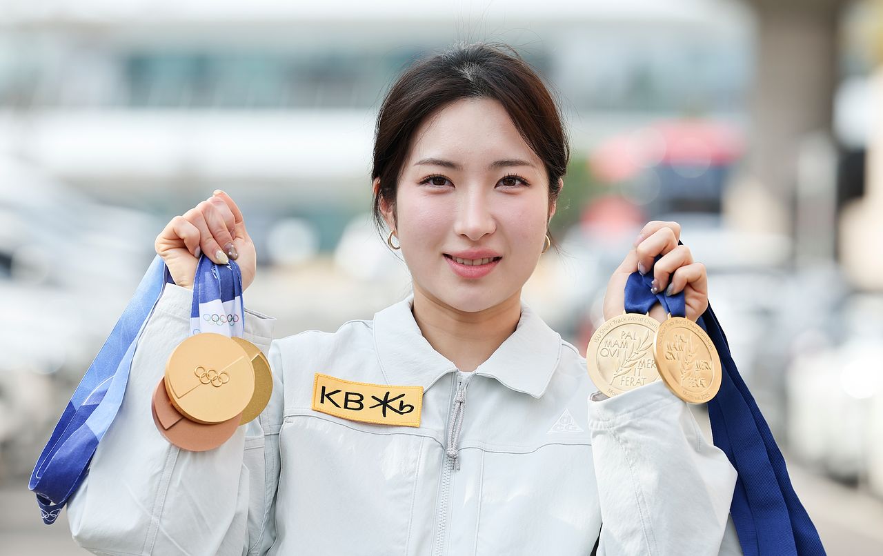 한국 쇼트트랙의 새로운 여제로 떠오른 김길리. 최근 출전한 동계올림픽과 세계선수권에서 따낸 메달을 들어 보이고 있다. 김길리는 “1등 영상만 1000번은 돌려봤다”며 웃었다. 임현동 기자