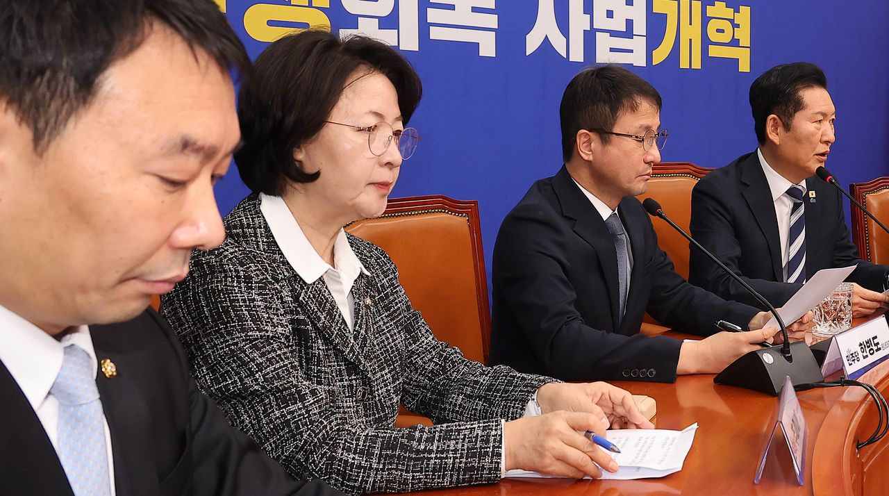 민주당 정청래 대표(오른쪽)가 국회에서 열린 '검찰 개혁' 관련 기자회견에서 발언하고 있다. [중앙포토]