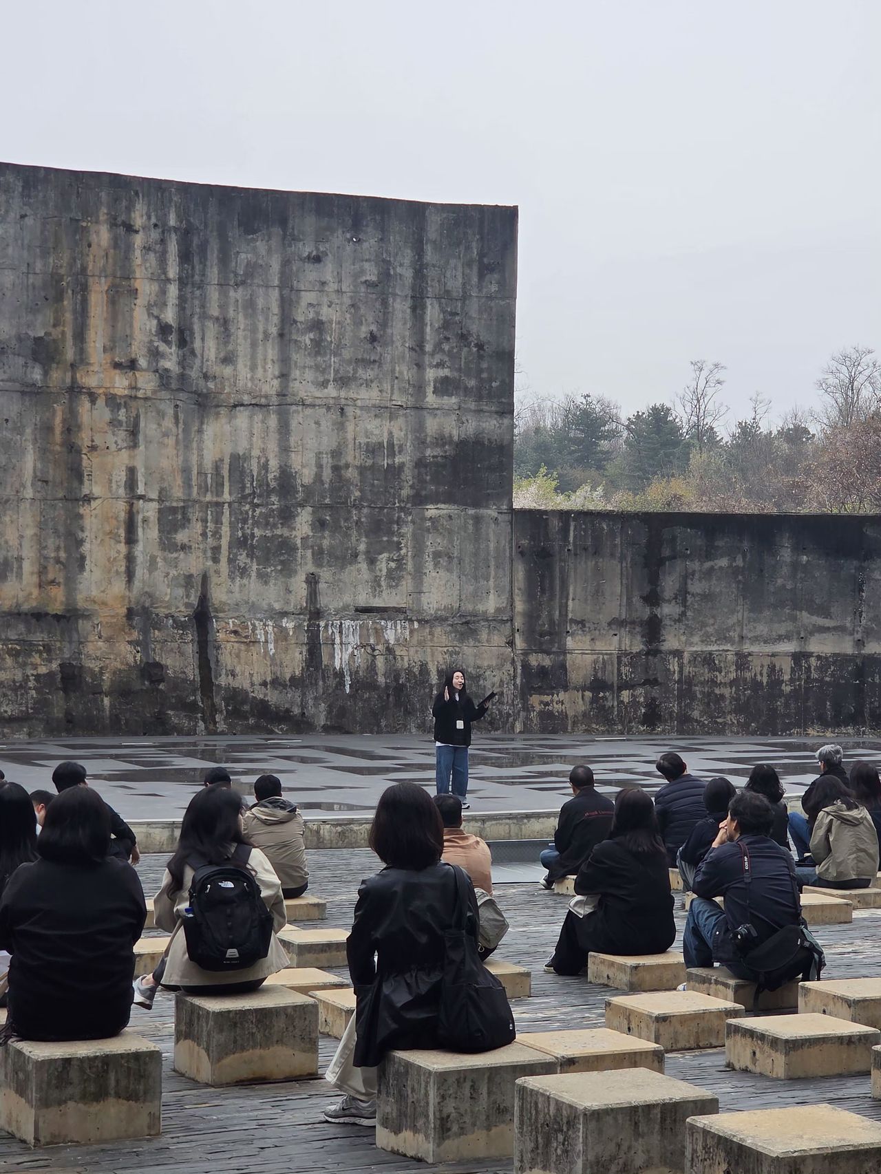 서울 마포구 복합문화공간 문화비축기지에서 도슨트 투어가 진행 중이다. [사진 서울시]