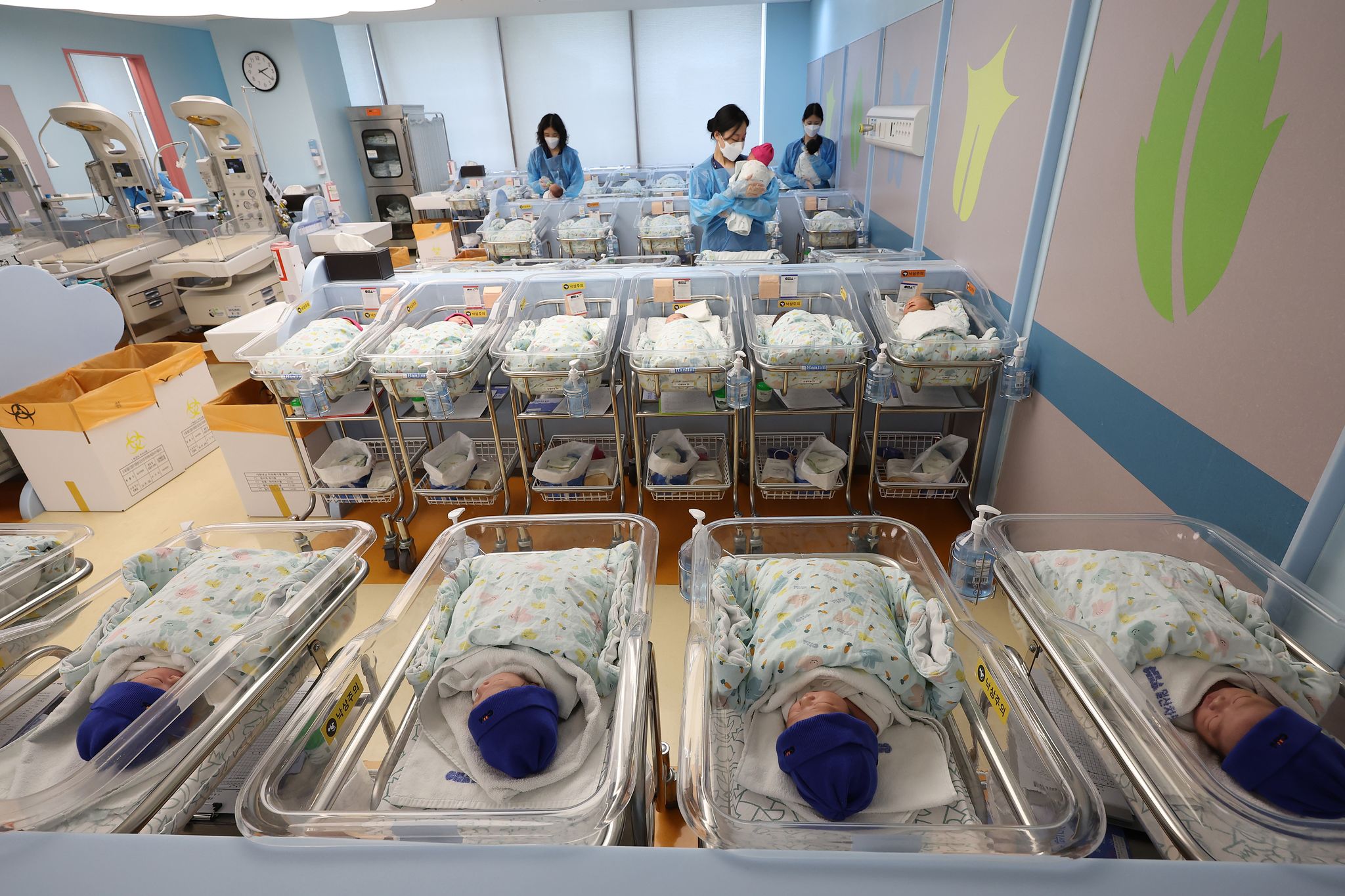 한 병원 신생아실에서 간호사가 신생아를 돌보고 있다. 연합뉴스