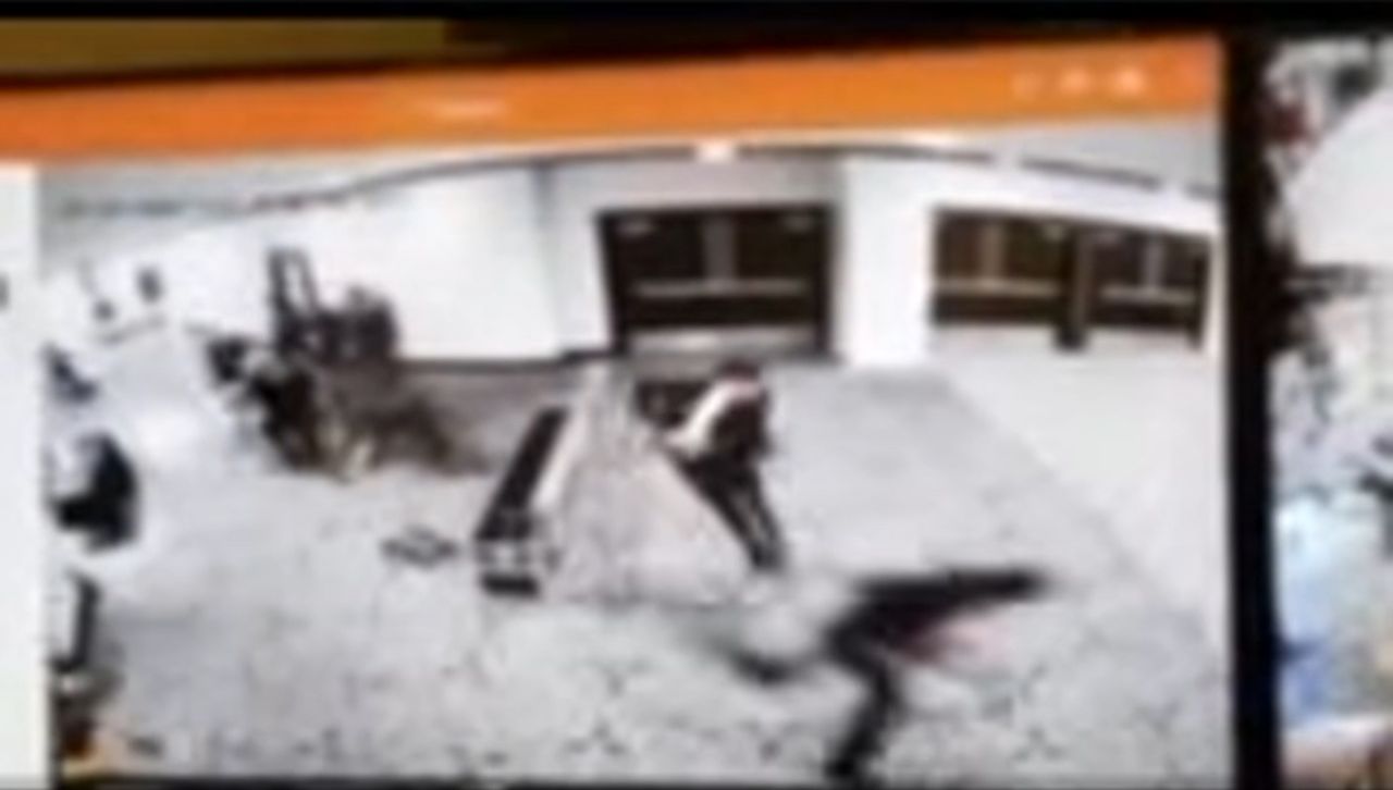 25일(현지시간) 미국 워싱턴 DC 힐튼호텔에서 열린 백악관 출입기자단 연례 만찬 행사 도중 용의자 콜 토마스 앨런이 보안검색대를 지나쳐 뛰어가는 모습. 도널드 트럼프 미국 대통령이 보안 카메라 캡처 사진을 자신의 소셜미디어 트루스소셜에 게시했다. 사진 트루스소셜 캡처