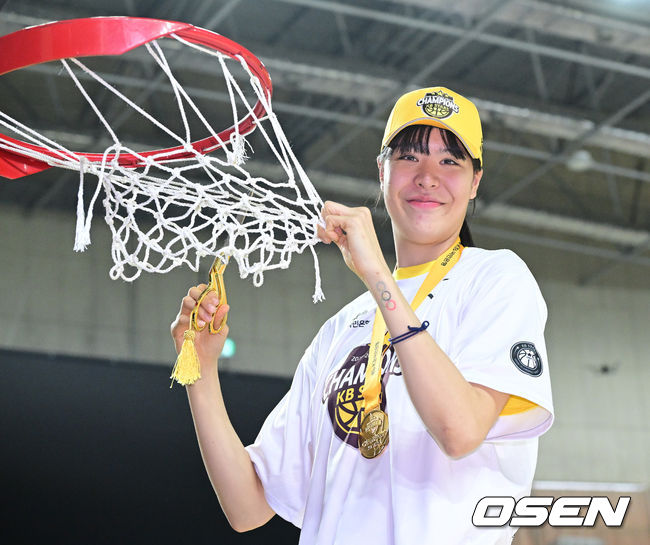 [OSEN=용인, 최규한 기자] 청주 KB스타즈가 4년 만에 통합 챔피언 달성에 성공했다.KB스타즈는 26일 용인체육관에서 개최된 BNK금융 2025-26 여자프로농구 챔피언결정전 3차전에서 용인 삼성생명을 80-65로 꺾고 3연승을 달렸다. 정규리그 챔피언 KB스타즈는 플레이오프 퍼펙트 6연승으로 통합 우승에 성공했다. KB스타즈는 구단통산 세 번째 통합우승 달성에 성공했다.KB 박지수가 림 그물을 자르는 세리머니를 펼치고 있다. 2026.04.26 / dreamer@osen.co.kr