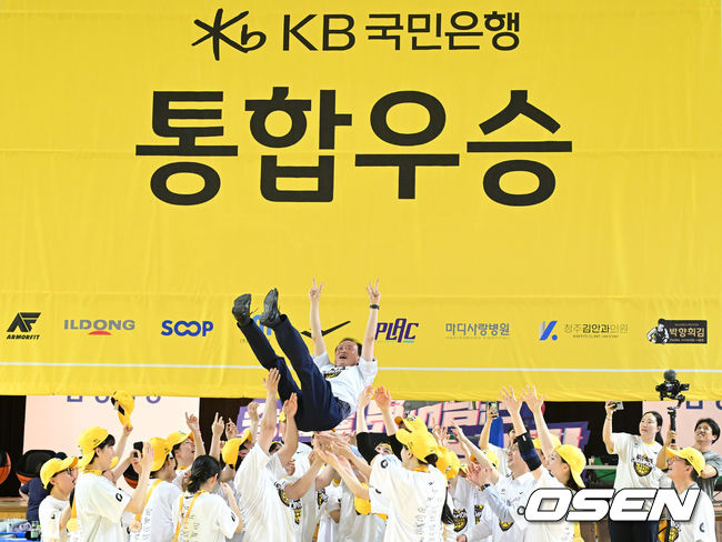 [OSEN=용인, 최규한 기자] 청주 KB스타즈가 4년 만에 통합 챔피언 달성에 성공했다.KB스타즈는 26일 용인체육관에서 개최된 BNK금융 2025-26 여자프로농구 챔피언결정전 3차전에서 용인 삼성생명을 80-65로 꺾고 3연승을 달렸다. 정규리그 챔피언 KB스타즈는 플레이오프 퍼펙트 6연승으로 통합 우승에 성공했다. KB스타즈는 구단통산 세 번째 통합우승 달성에 성공했다.KB스타즈 이환주 구단주가 우승 헹가래를 받고 있다. 2026.04.26 / dreamer@osen.co.kr