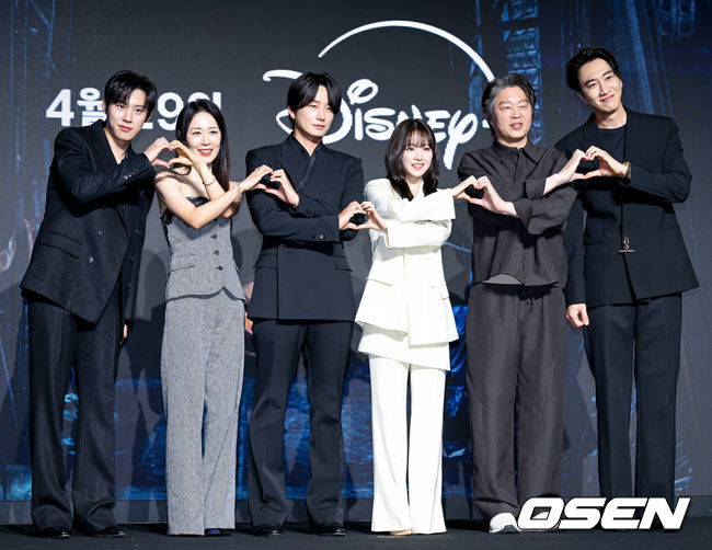 [OSEN=조은정 기자]디즈니+의 오리지널 시리즈 '골드랜드' 제작발표회가 27일 서울 영등포구 콘래드 서울 호텔에서 열렸다.‘골드랜드’는 밀수 조직의 1500억 금괴를 손에 넣은 ‘희주(박보영 분)’가 탐욕과 배신이 뒤엉킨 아수라장 속에서 금을 독차지하기 위해 사투를 벌이는 ‘금빛 욕망 생존 스릴러’다. 오는 29일 공개된다.배우 김성철(왼쪽부터), 문정희, 이현욱, 박보영, 김희원, 이광수가 포즈를 취하고 있다. 2026.04.27 /cej@osen.co.kr