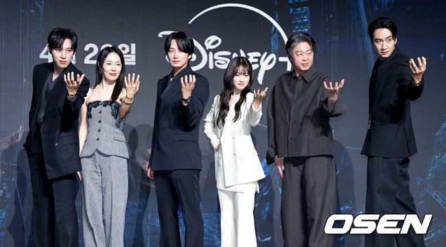 [OSEN=조은정 기자]디즈니+의 오리지널 시리즈 '골드랜드' 제작발표회가 27일 서울 영등포구 콘래드 서울 호텔에서 열렸다.‘골드랜드’는 밀수 조직의 1500억 금괴를 손에 넣은 ‘희주(박보영 분)’가 탐욕과 배신이 뒤엉킨 아수라장 속에서 금을 독차지하기 위해 사투를 벌이는 ‘금빛 욕망 생존 스릴러’다. 오는 29일 공개된다.배우 김성철(왼쪽부터), 문정희, 이현욱, 박보영, 김희원, 이광수가 포즈를 취하고 있다. 2026.04.27 /cej@osen.co.kr
